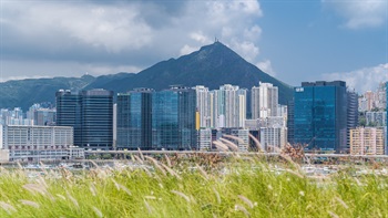 The Kai Tak Cruise Terminal Park is located at the rooftop of Kai Tak Cruise Terminal. It covers an area of 23,000 square metres with facilities including a central lawn, water garden and fountain plaza. The park offers spectacular 360 degrees panoramic views of Hong Kong Island, Victoria Harbour and Kowloon including stunning views of the nearby Kowloon Peak and Lion Rock seen here over the Giant Plume Grass planted on the deck.